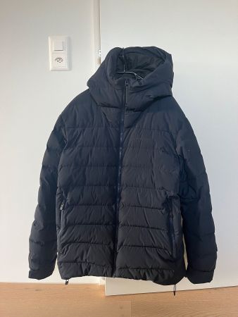 Dunkelblaue Peak Performance Daunenjacke