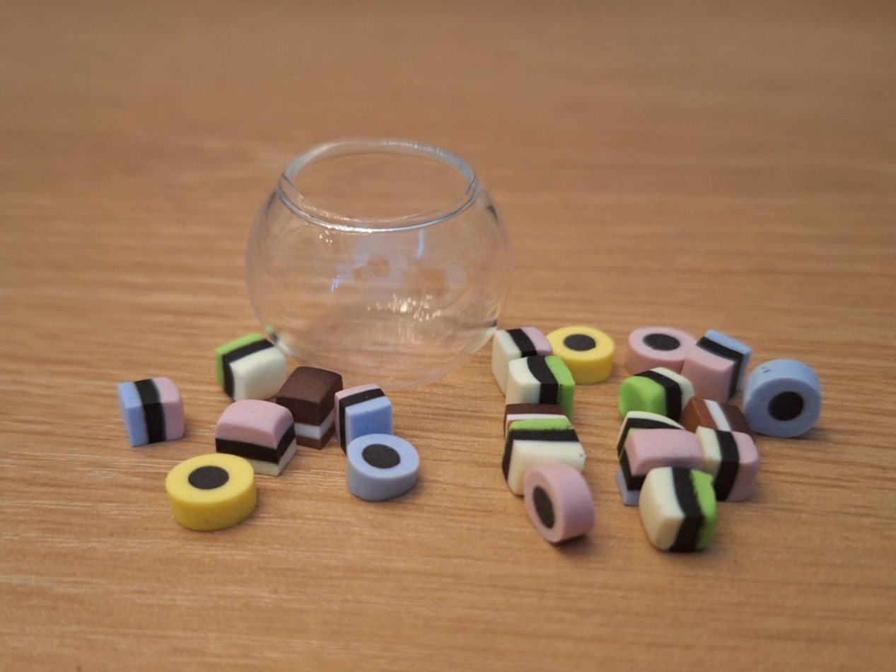 Case e mobili per bambole: Handmade Englische Lakritze Glas – Nuovo (secondo la descrizione) da Zürich venduto da HandmadeTinyFood
