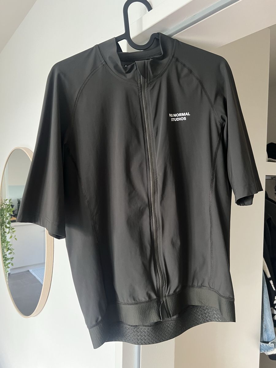 Pas Normal Studios Canottiere & Pantaloni: Pas Normal Studios Mens Essential Jersey – Nuovo (secondo la descrizione) da Binningen venduto da Giusi. 1