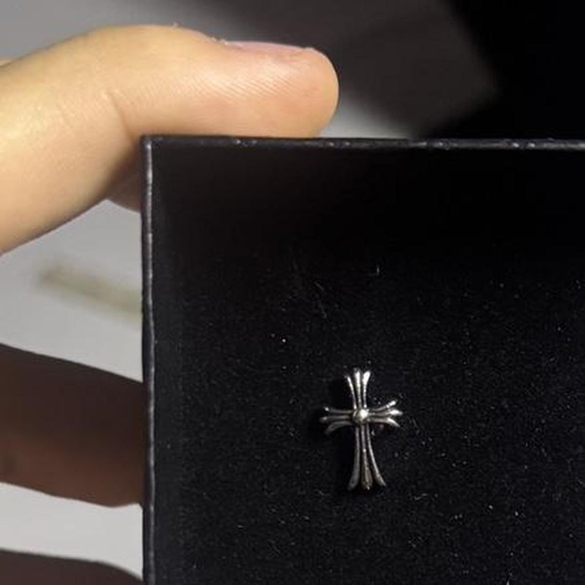 Chrome Hearts Orecchini pendenti & Orecchini a lobo: Chrome Hearts Cross Stud Earrings - 925 Sterling Silver – Nuovo e nell'imballaggio originale da Caviano venduto da reselleo21 4
