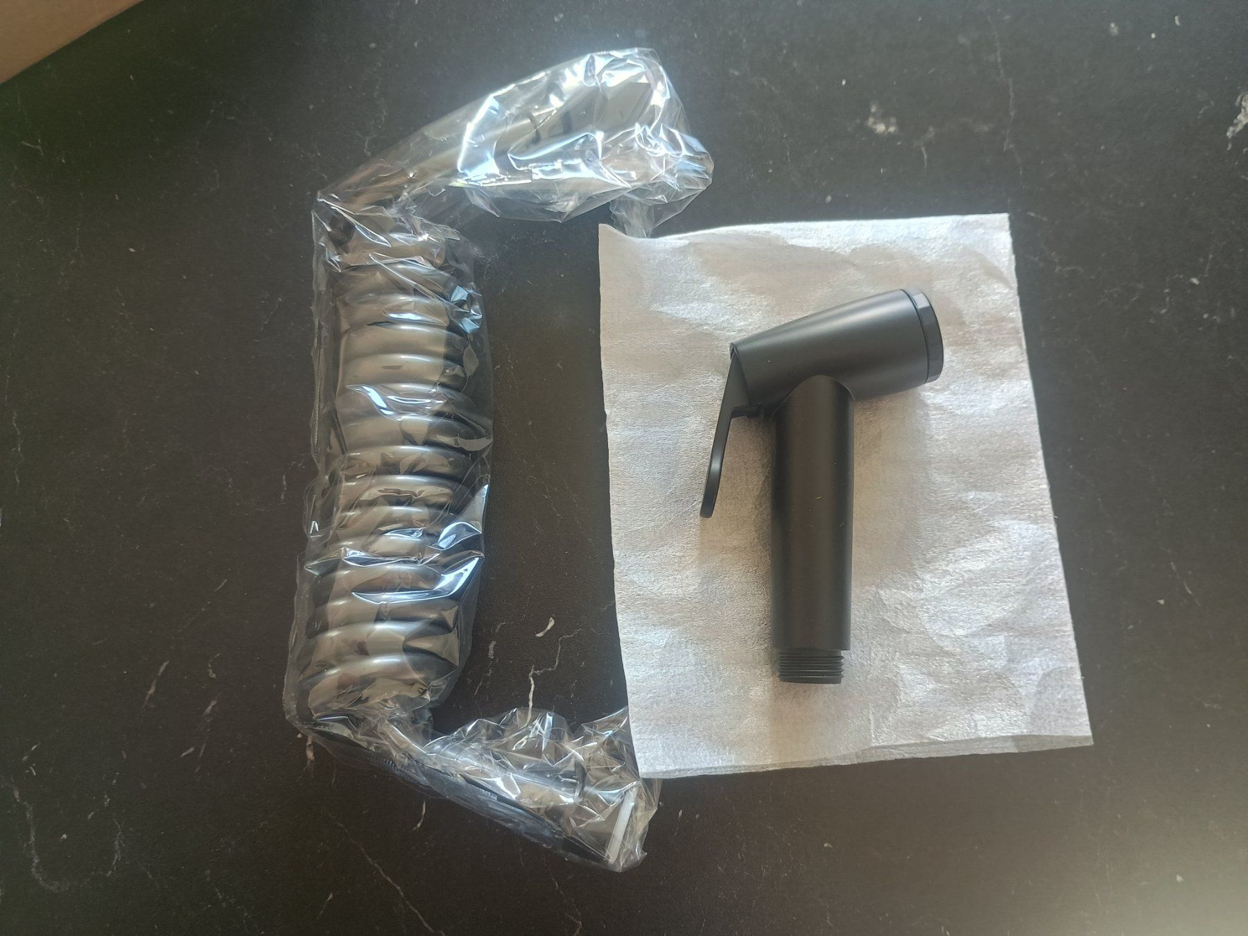 Duschbrausen: Schwarze Bidet-Handbrause Set mit Spiralschlauch – Neu und originalverpackt aus Bioggio von natan81