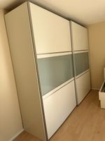Kleiderschrank mit Schiebetüren weiss Holz guter Zustand