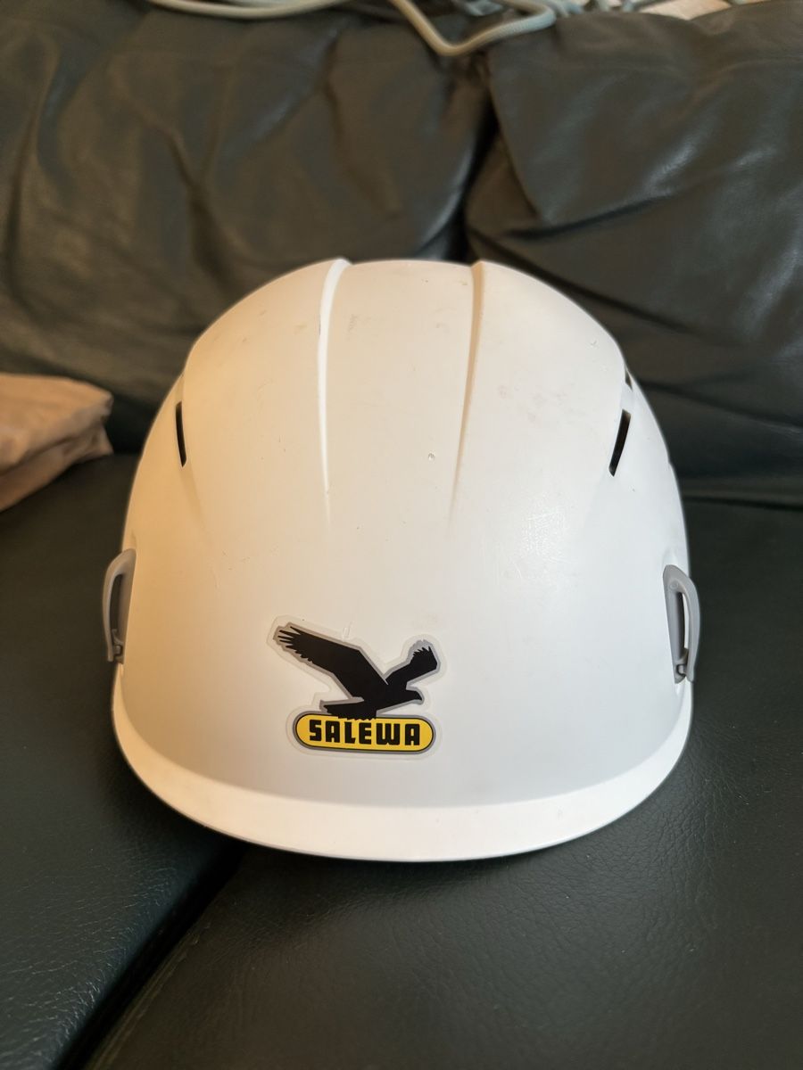 Salewa Helme: Salewa Kletterhelm  – Gebraucht aus Zermatt von nic_zqn8