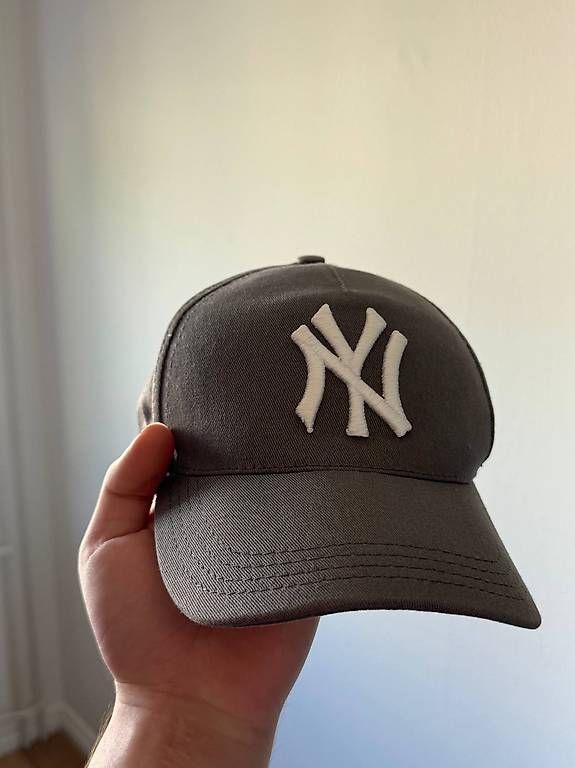 Autres vêtements & accessoires: NY BASEBALL CAP GRAU – D'occasion à Obernau par pet_rtf8
