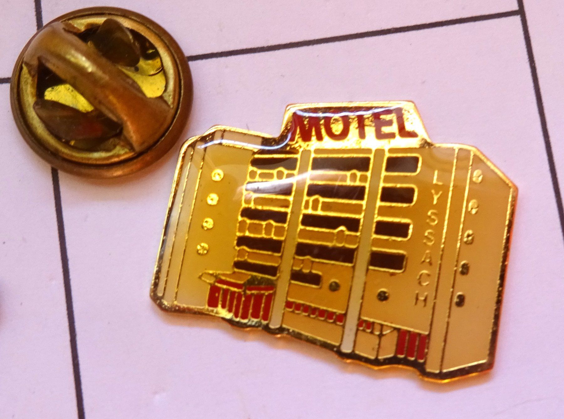 Placchette & Badge: Pin MOTEL   LYSSACH – Usato da Utzenstorf venduto da BUtter81