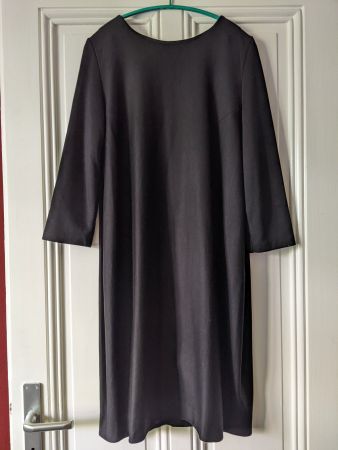 COS : Robe noire minimalisme chic, grand pan dans le dos S-M