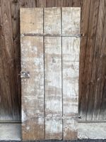 Alte Holztür mit Beschlägen restaurationsbedürftig