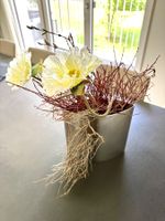 Deko Kunstblumen in silberner Vase