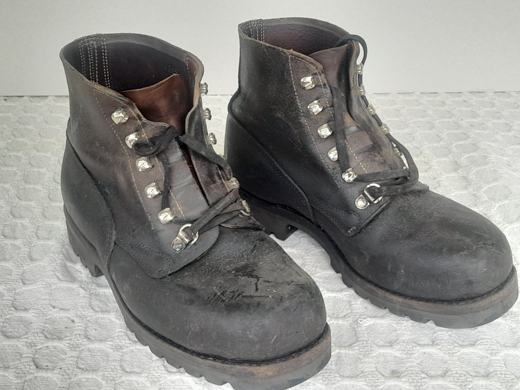 Bally Scarpe da uomo: Alte Militärschuhe/Wanderschuhe Bally 27 – Usato da Thun venduto da Treff.....e
