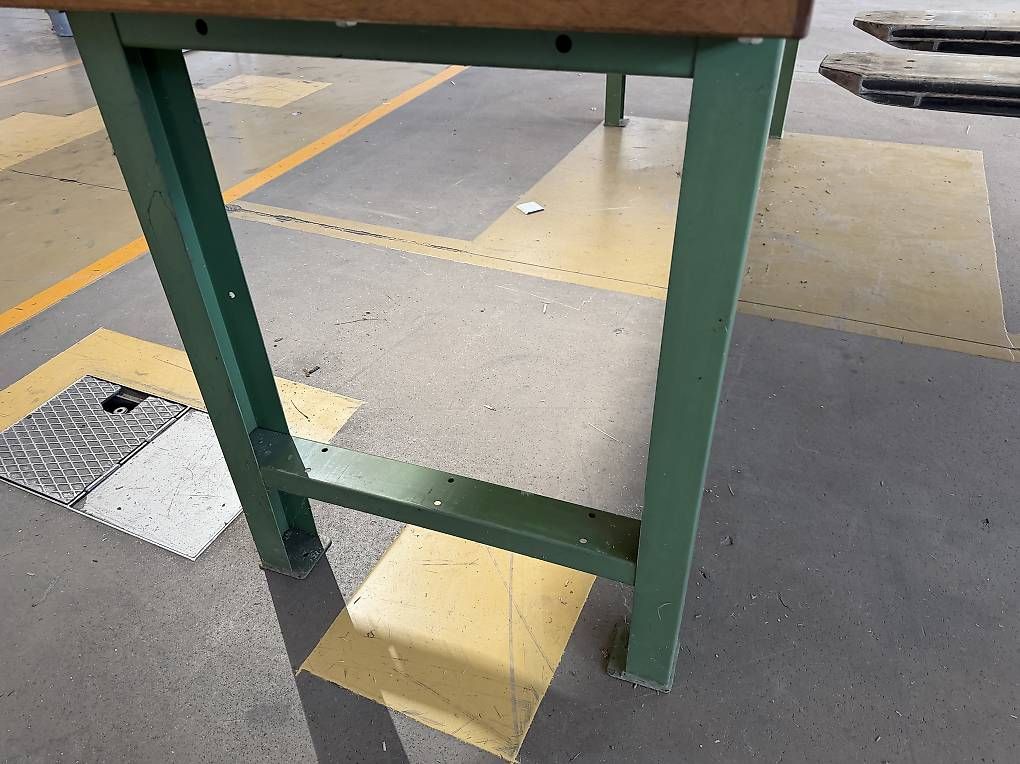 Lista Banchi da lavoro: Lista Werkbank 250x80x90cm – Usato da Necker venduto da liq24 2