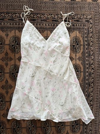 Sommerliches Kleid mit Blumenmuster, Grösse S, neuwertig.