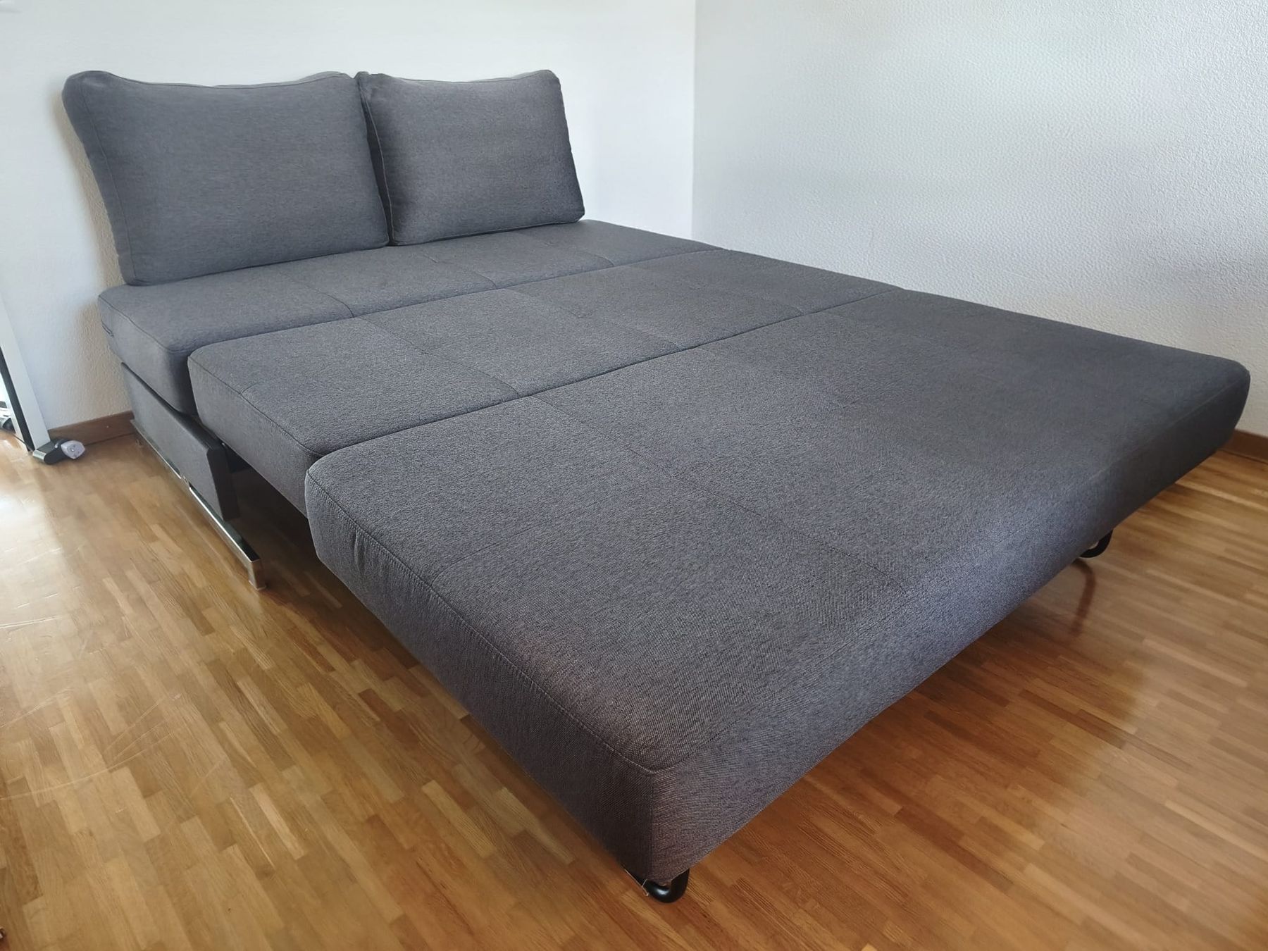 Sofas: Schlafsofa grau mit 2 Kissen – D'occasion à Stäfa par bluumartini 1
