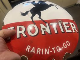 Emailleschild Frontier rund Motiv Pferd gebrauchter Zustand