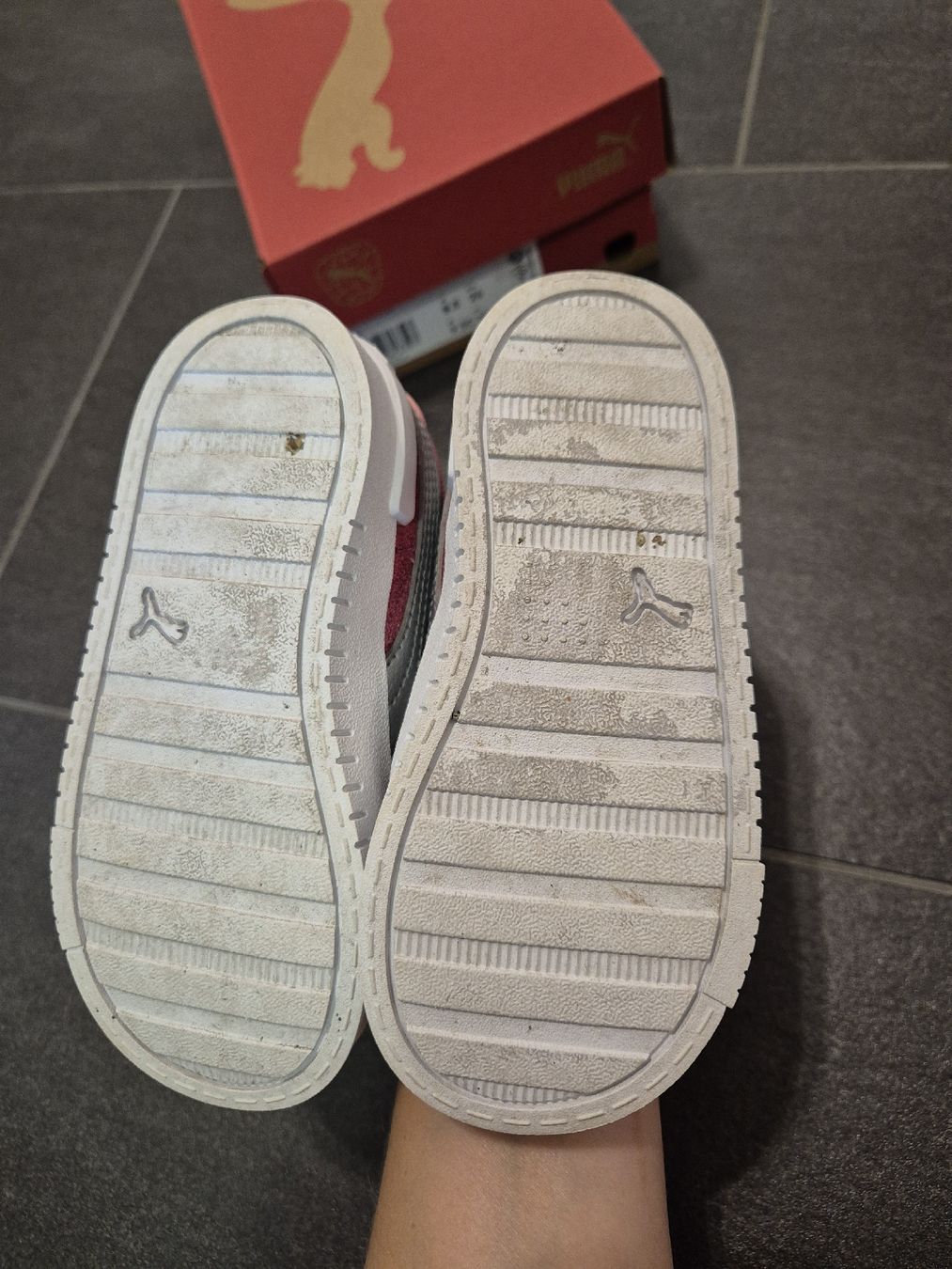 Puma Schuhe für Mädchen: Glitzerturnschuh Puma 26  wie neu – Neu (gemäss Beschreibung) aus Weesen von flying_kiwi 3