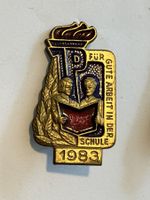 1 Anstecknadel DDR JP für gute Arbeit in der Schule 1983