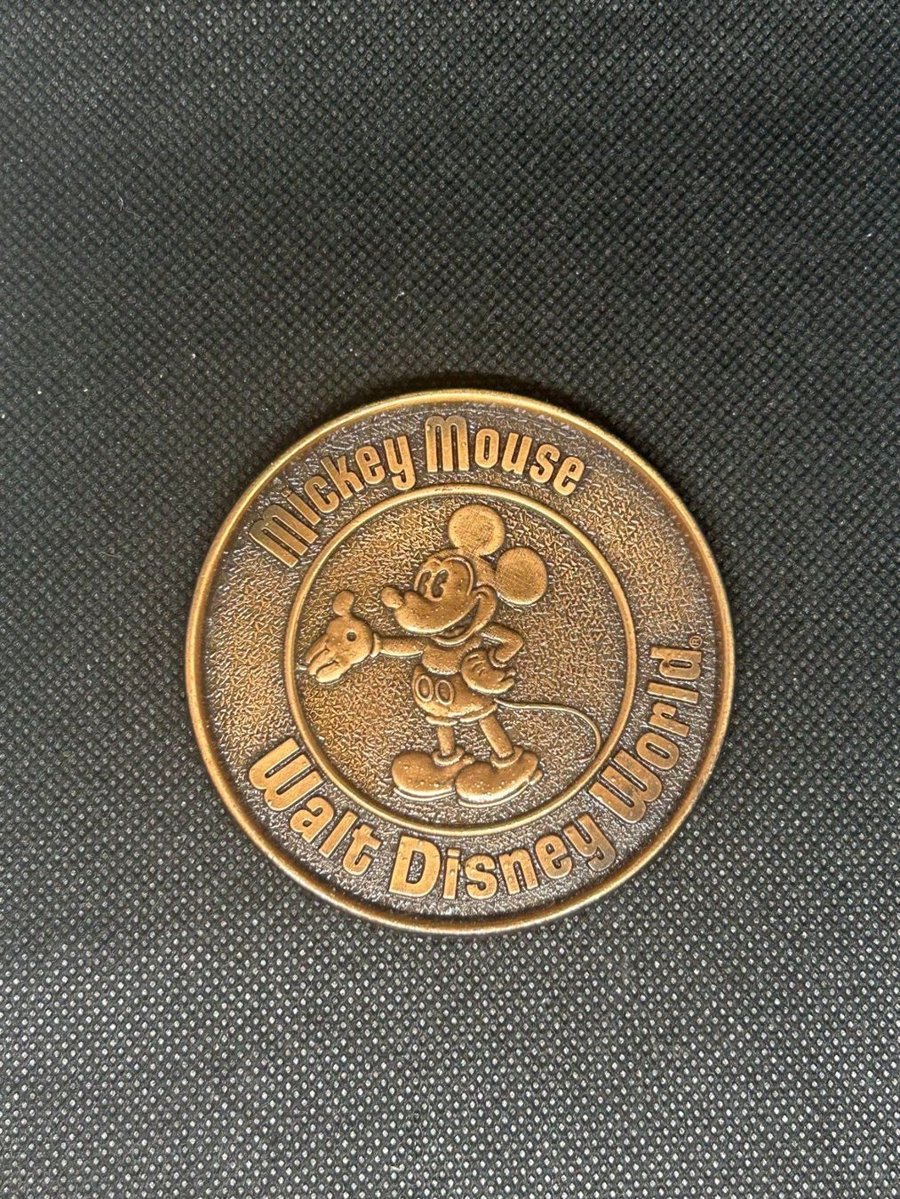 Disney Plaketten & Abzeichen: Walt Disney Word Mickey Mouse vintage Coaster – Gebraucht aus Lausanne von Weber1007
