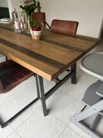 Massiver Esstisch TAMATI aus Pinienholz & Metall – Dunkel, I