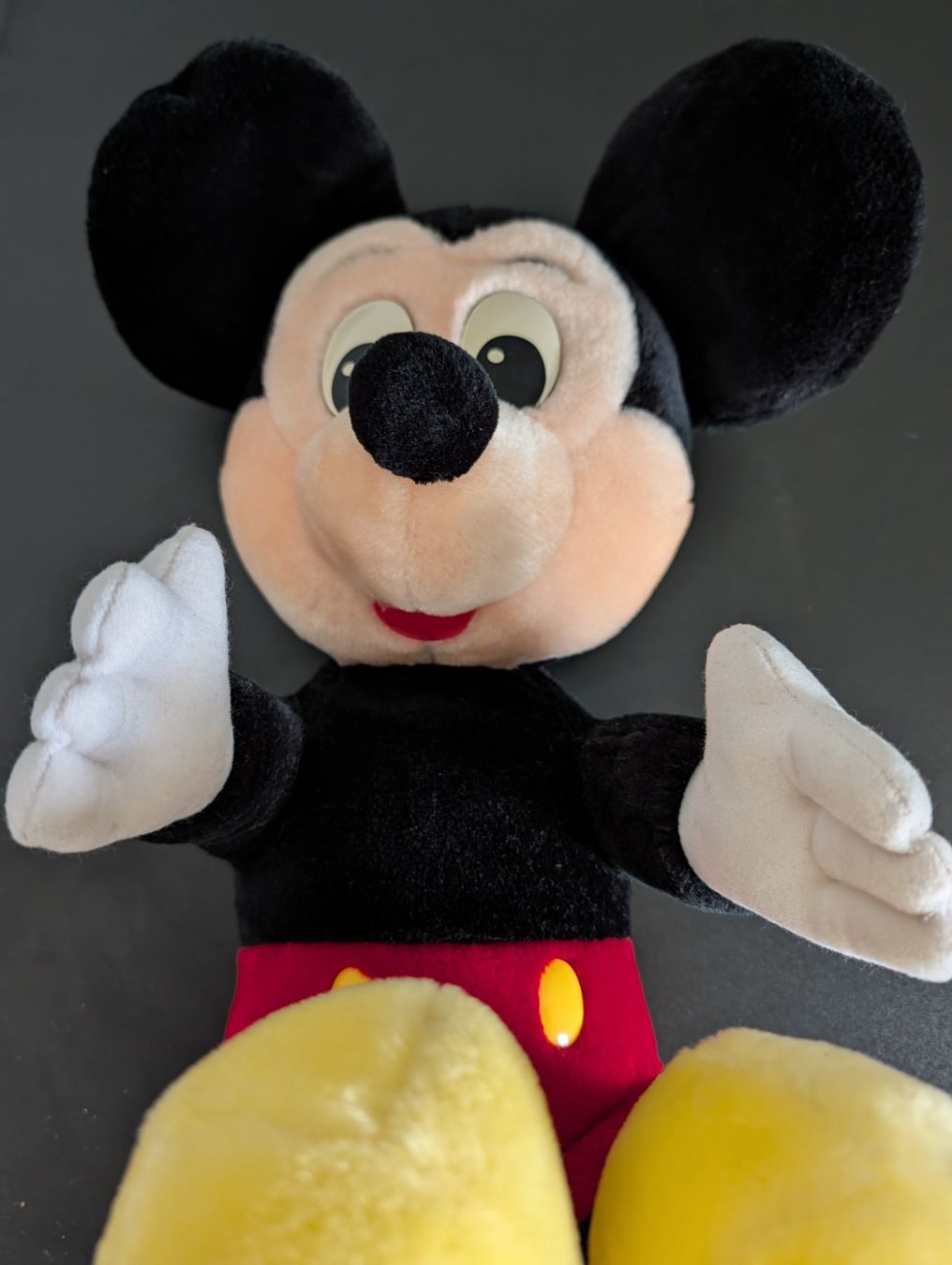 Disney Spielzeuge: Mickey Mouse Stofftier, ca. 40cm gross im sitzen – Gebraucht aus Herisau von apo_bxx7 3