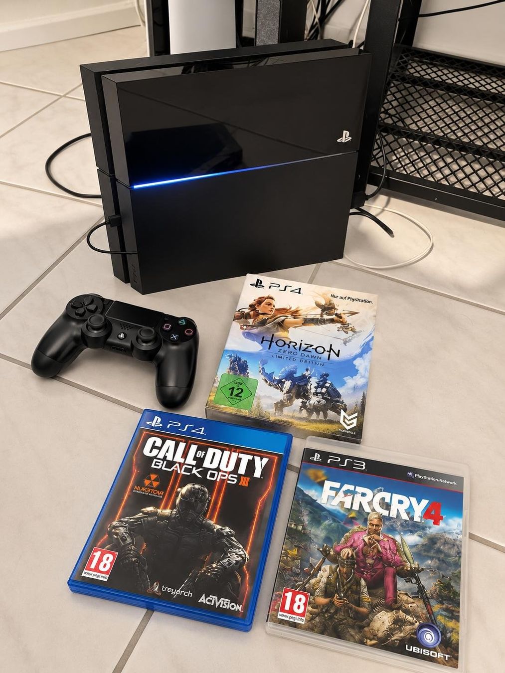 Sony Console: PlayStation 4 Konsole mit Controller Spiele gebraucht – Usato da Hombrechtikon venduto da sil_8x2l