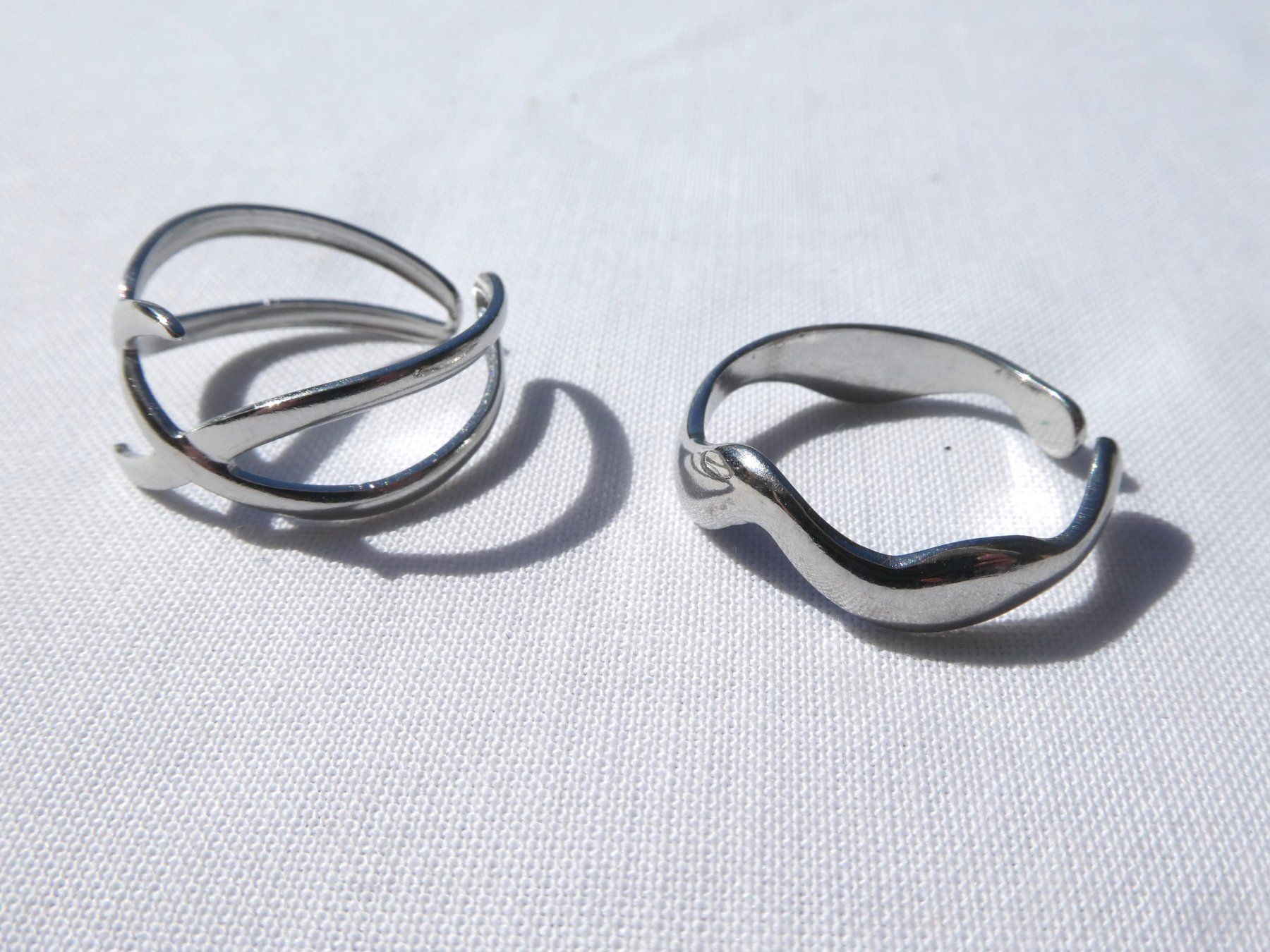 Anelli: 2 silberfarbene, verstellbare Ring, mind. Gr. 55/56 - NEU – Nuovo (secondo la descrizione) da Gattikon venduto da kaandooh 1