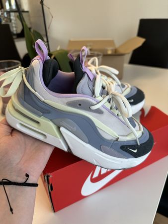 Nike Sneakers und Nike Tasche als Komplet