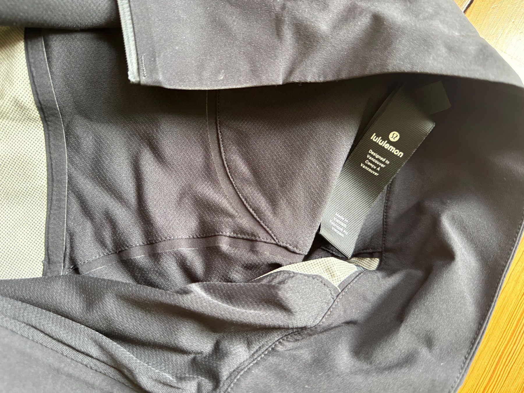 Lululemon Giacche: Lulemon regenjacke – Nuovo (secondo la descrizione) da zürich venduto da Josmon 2
