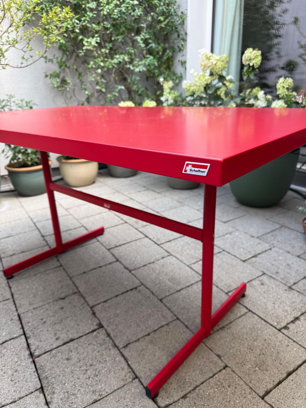 Schaffner Tische: Roter Schaffner Gartentisch / Terrassentisch – Gebraucht aus Zürich von Daniverricard 1