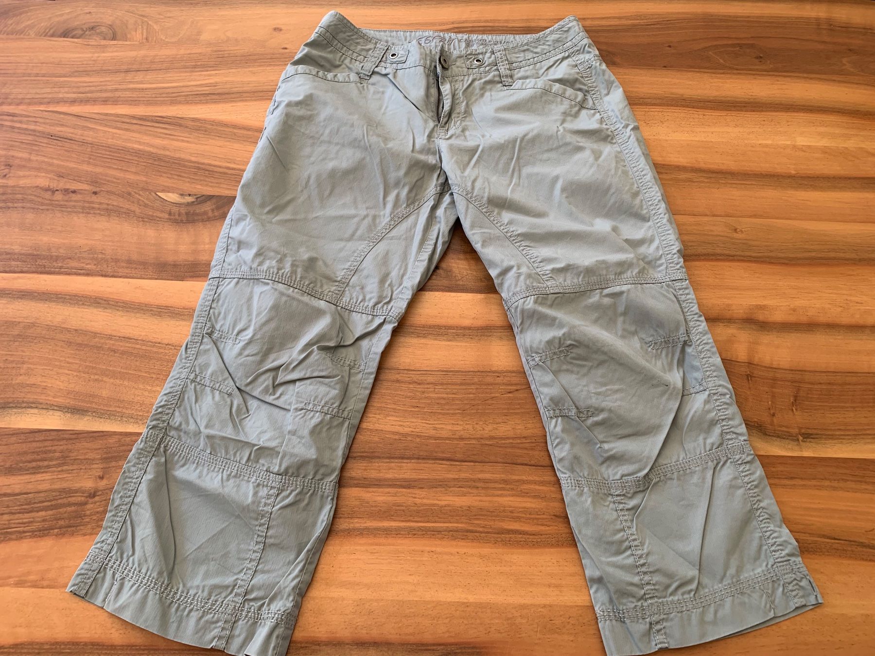 Esprit Pantaloni: ESPRIT mega schöne Caprihose tolle Farbe Gr. 36 – Nuovo (secondo la descrizione) da Meiringen venduto da Stuffandmore