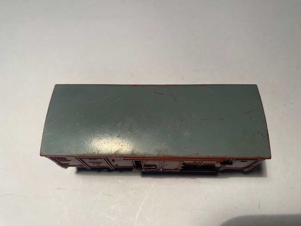 Geschlossener Güterwagen braun DB, DC Achsen 5