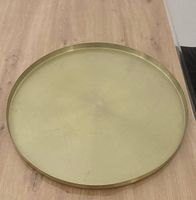 Rundes Metalltablett in Goldfarbe