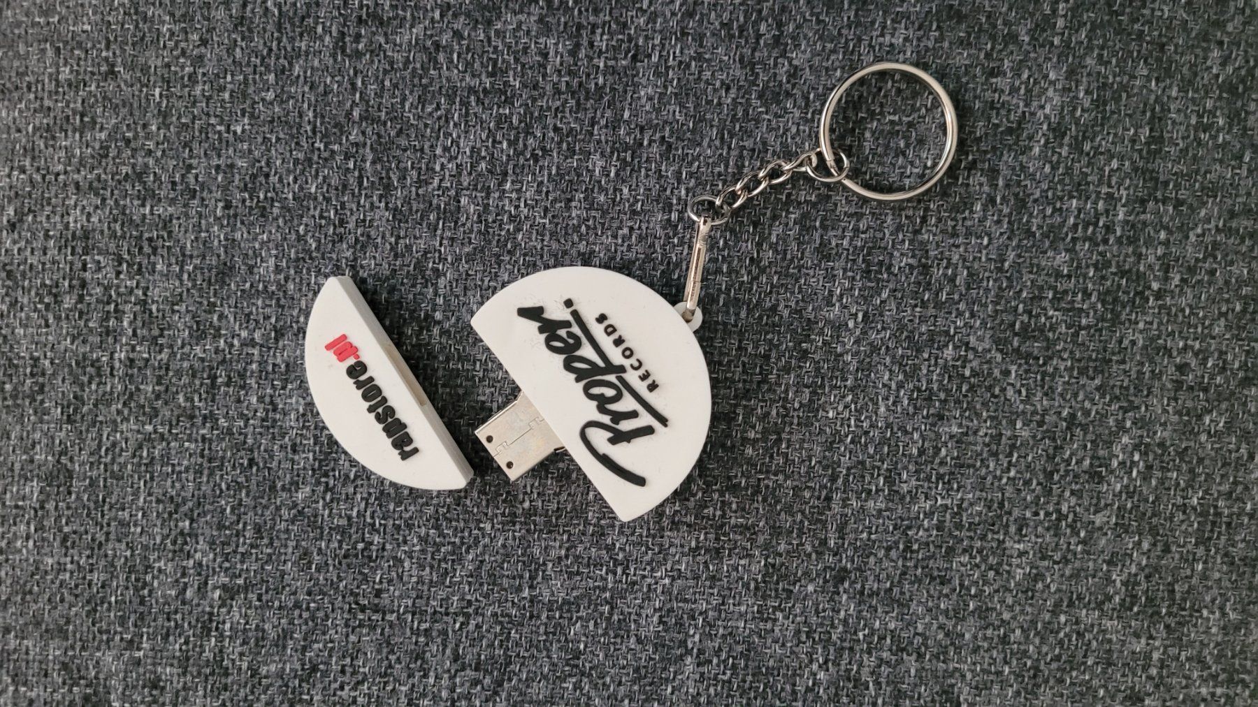 Chiavette USB: Clé USB 4GB – Nuovo (secondo la descrizione) da Bionnens venduto da Meg011 2