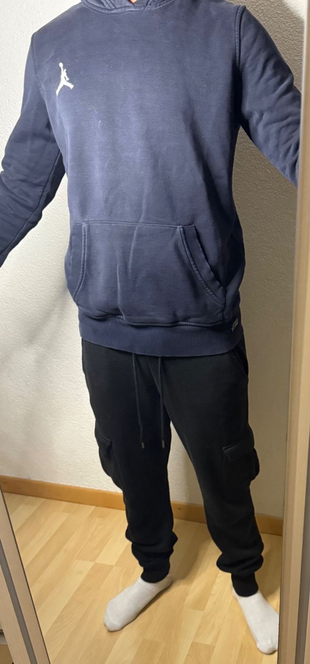 Pantaloni: Schwarze Trainerhosen – Usato da Suhr venduto da sel_w2yg