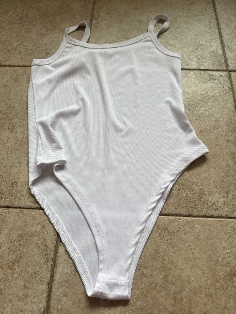 Top: Weisser Body mit Trägern (Grösse M) – Nuovo (secondo la descrizione) da Pratteln venduto da syr_g2ql