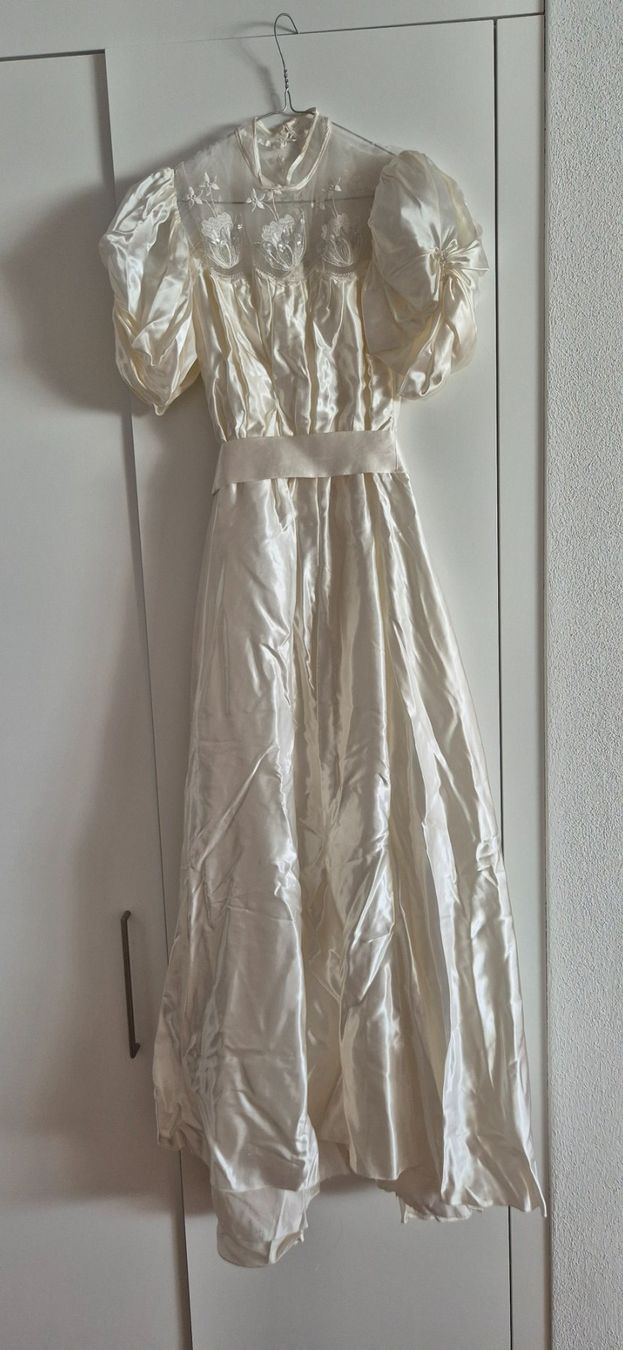 Vestiti: Hochzeitskleid mit Schleier, Handschuhe, Täschchen, Schirm – Usato da Rothenburg venduto da Ajax111