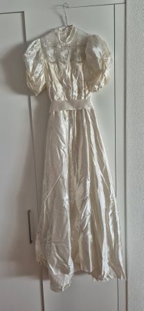 Hochzeitskleid mit Schleier, Handschuhe, Täschchen, Schirm