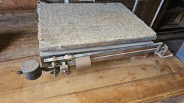 Alte Waage aus Holz und Metall, System Flück