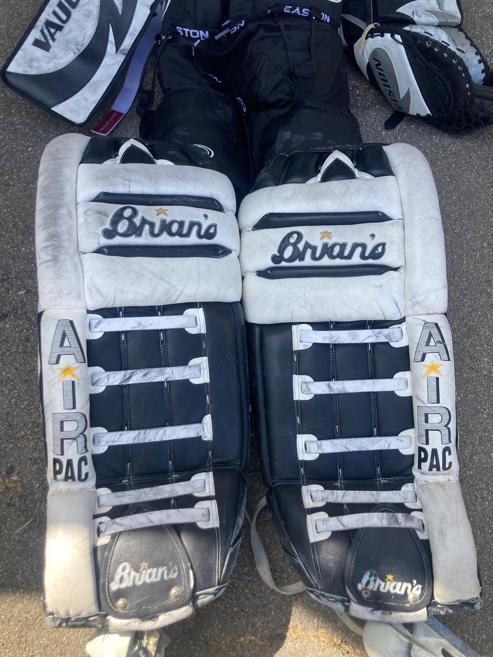 Schutz & Schoner: Alte Eishockey Torhüter Ausrüstung – Gebraucht aus Urnäsch von  6