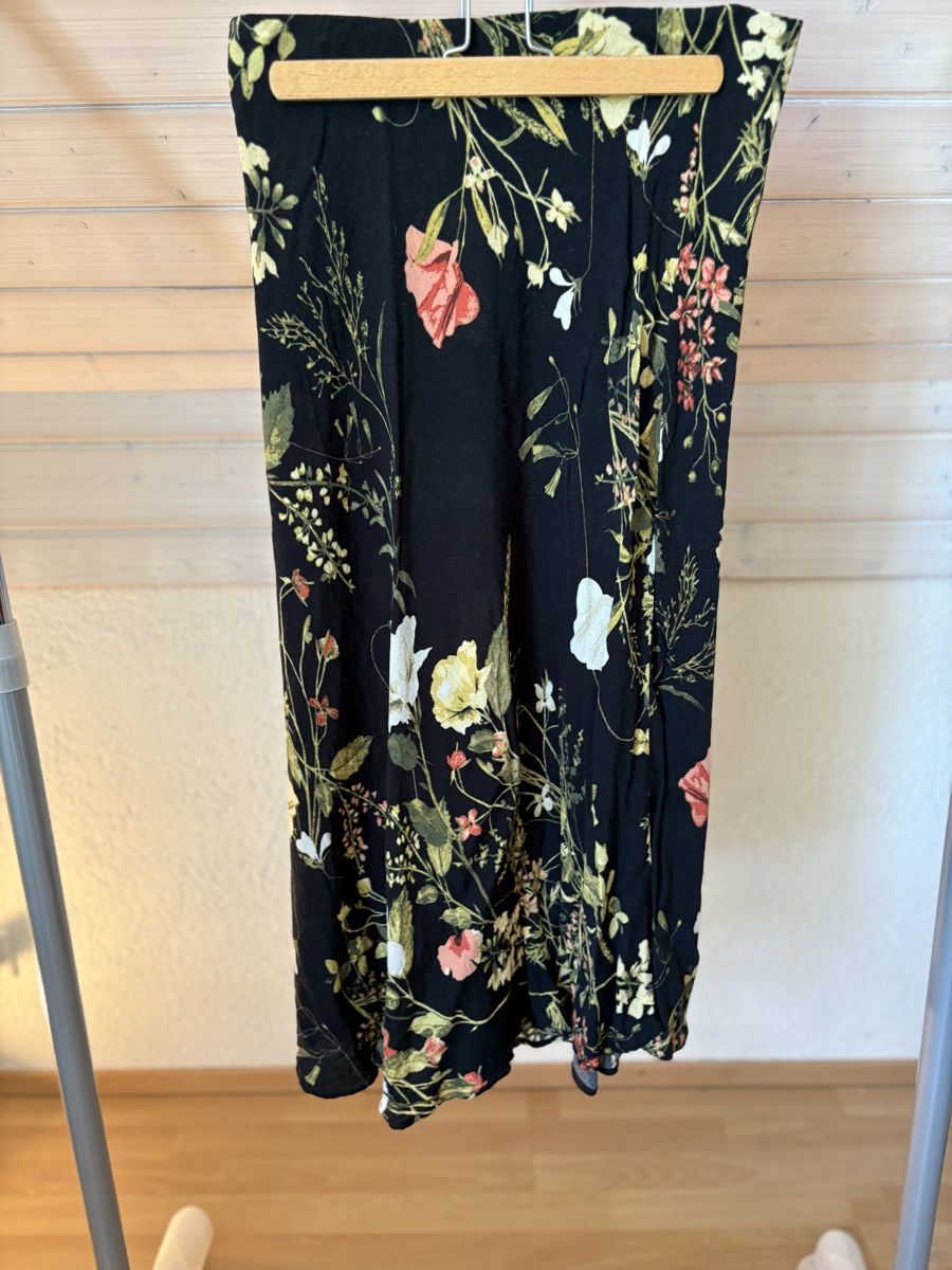 H&M Gonne: SCHWARZER MIDIROCK MIT BLUMENMUSTER – Nuovo (secondo la descrizione) da Bettwiesen venduto da wombat90