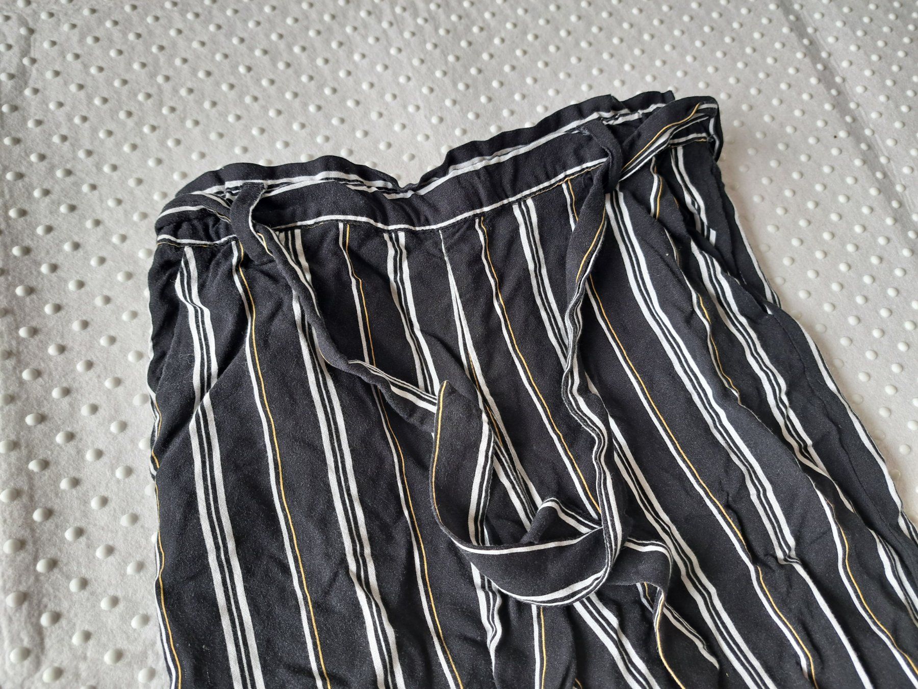H&M Hosen: H&M gestreifte Stoffhose Gr. 134 – Gebraucht aus Gysenstein von joshuas81 1