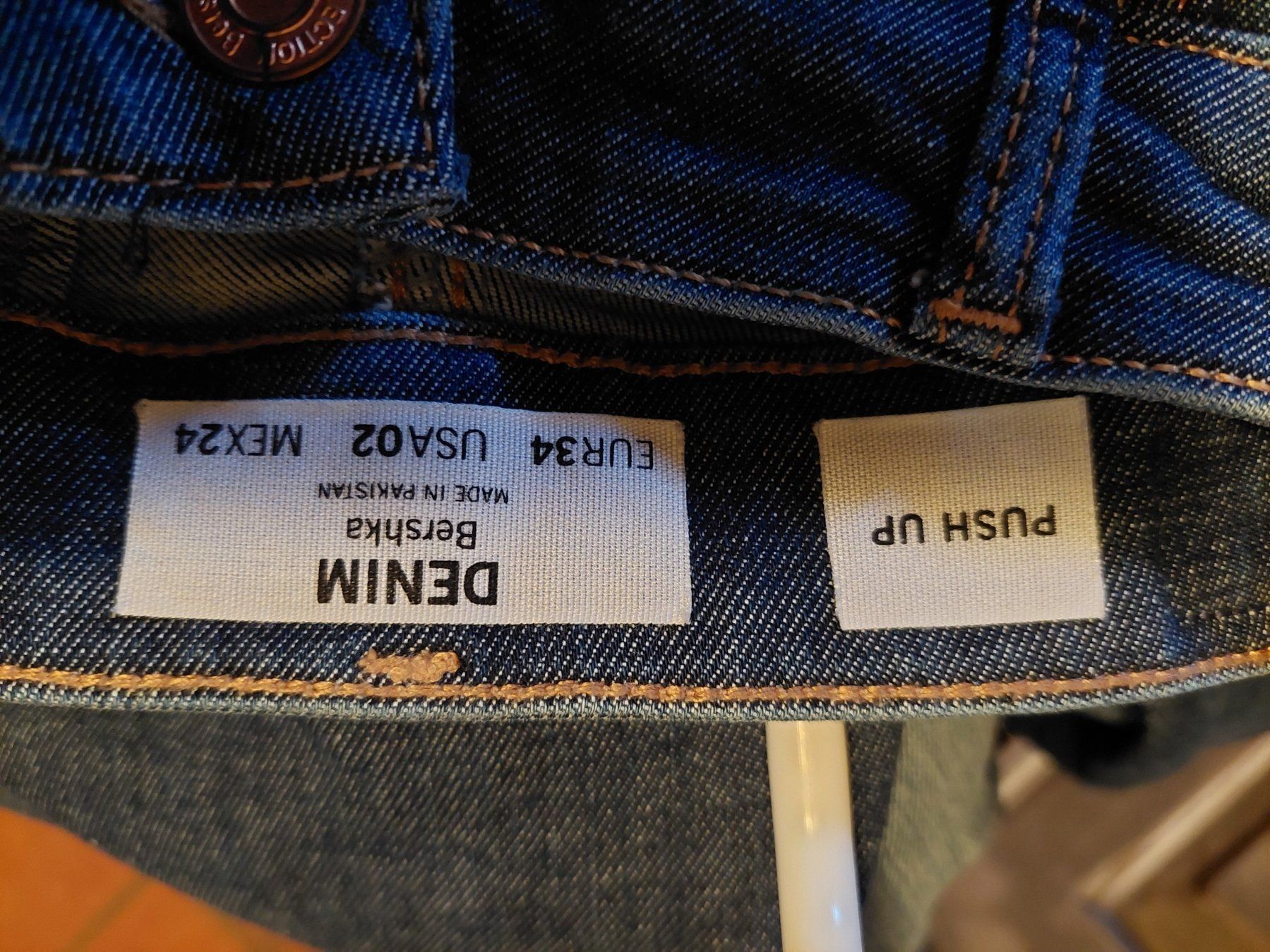 Bershka Jeans: Bershka . Denim pushup 34 – Usato da Besenbüren venduto da piculo 3