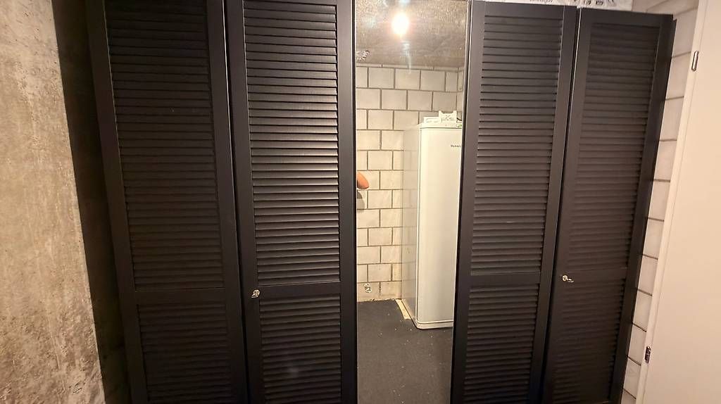 Armadi: Schwarzer Kleiderschrank 5-türig – Usato da Rubigen venduto da dreamgirl