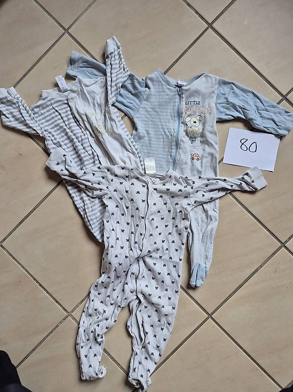 Pyjamas: 10xPijama mit Füssen 80 – D'occasion à Seeberg par Zauberfee95 1