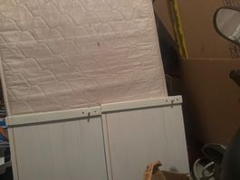 Chambre à coucher pour enfants avec table de nuit et matelas