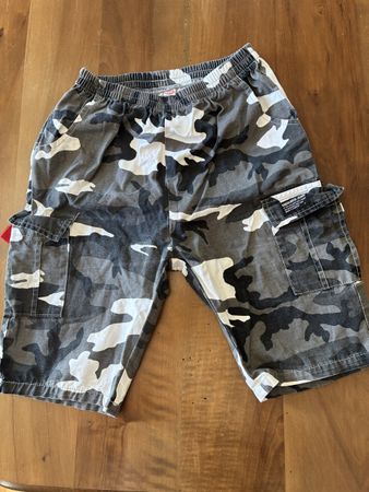 Camouflage Shorts Grösse 160 für Sommer. 50 Zeichen