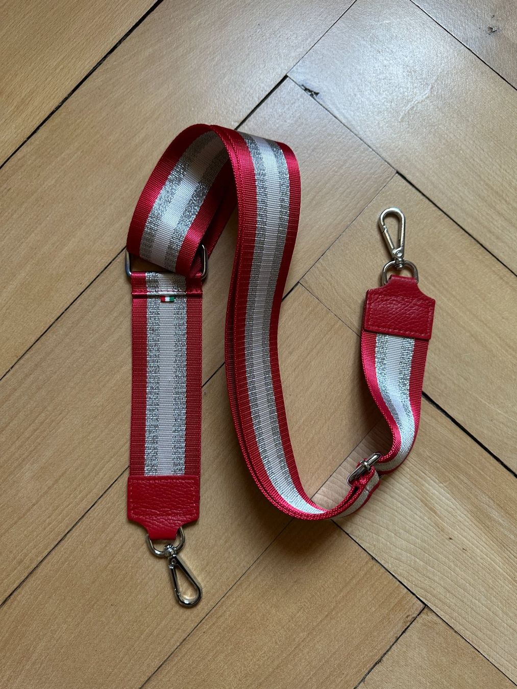 Altro in  Abbigliamento & Accessori: Taschengurt Shoulder Strap rot-silbern – Nuovo (secondo la descrizione) da Zürich venduto da Diazaio