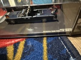 1:43 SCALE MODEL OF KENNEDY PRESIDENTIAL CAR WITH DISPLAY