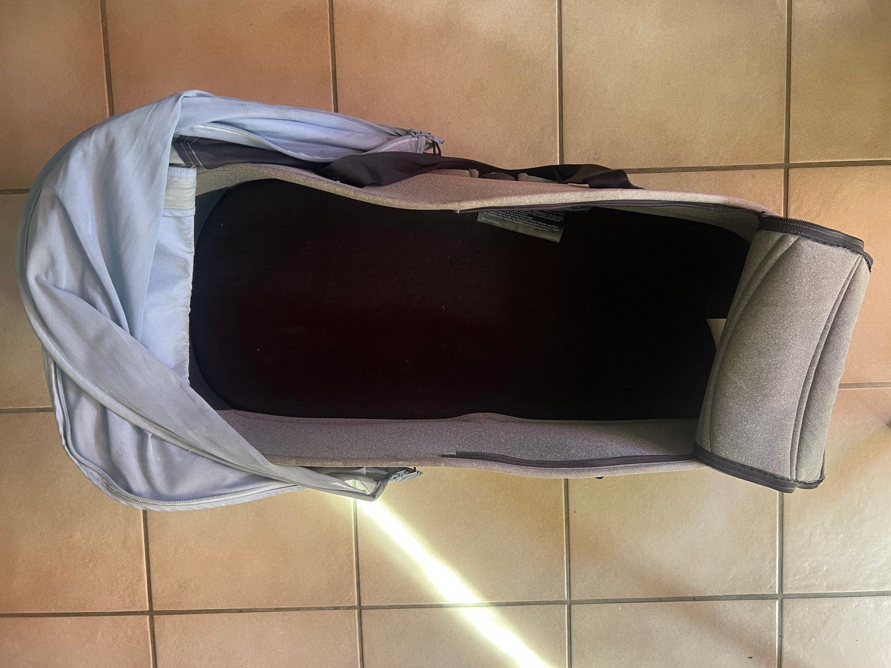 Bugaboo Carrozzine: Nacelle bugaboo bee grise avec 2 capotes et fixations isofix – Usato da Lausanne venduto da ann_g9yl 2