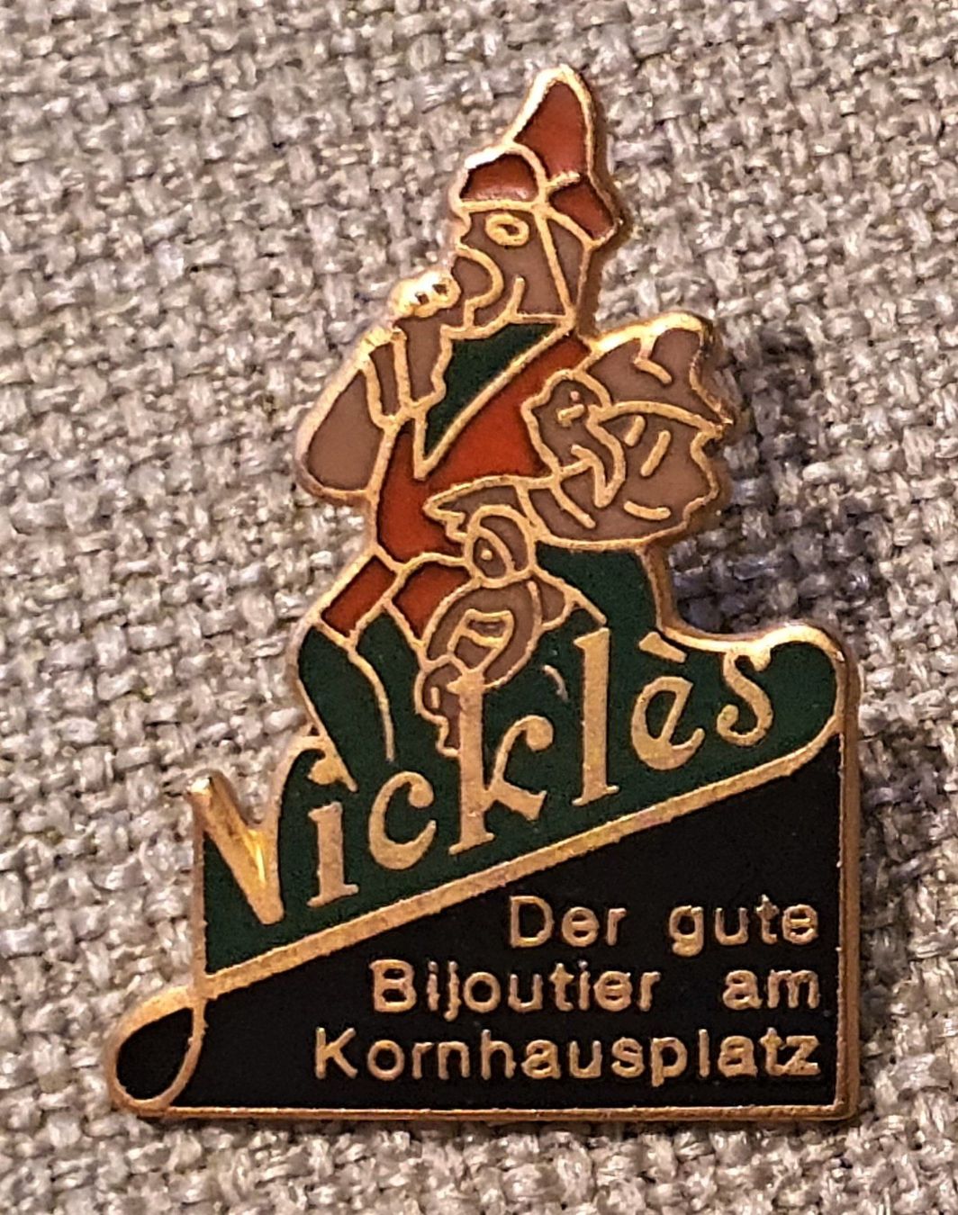 Placchette & Badge: M593 - Pin Nickles / Der gute Bijoutier am Kornhausplatz – Usato da Reinach BL venduto da Boston-Verkauf