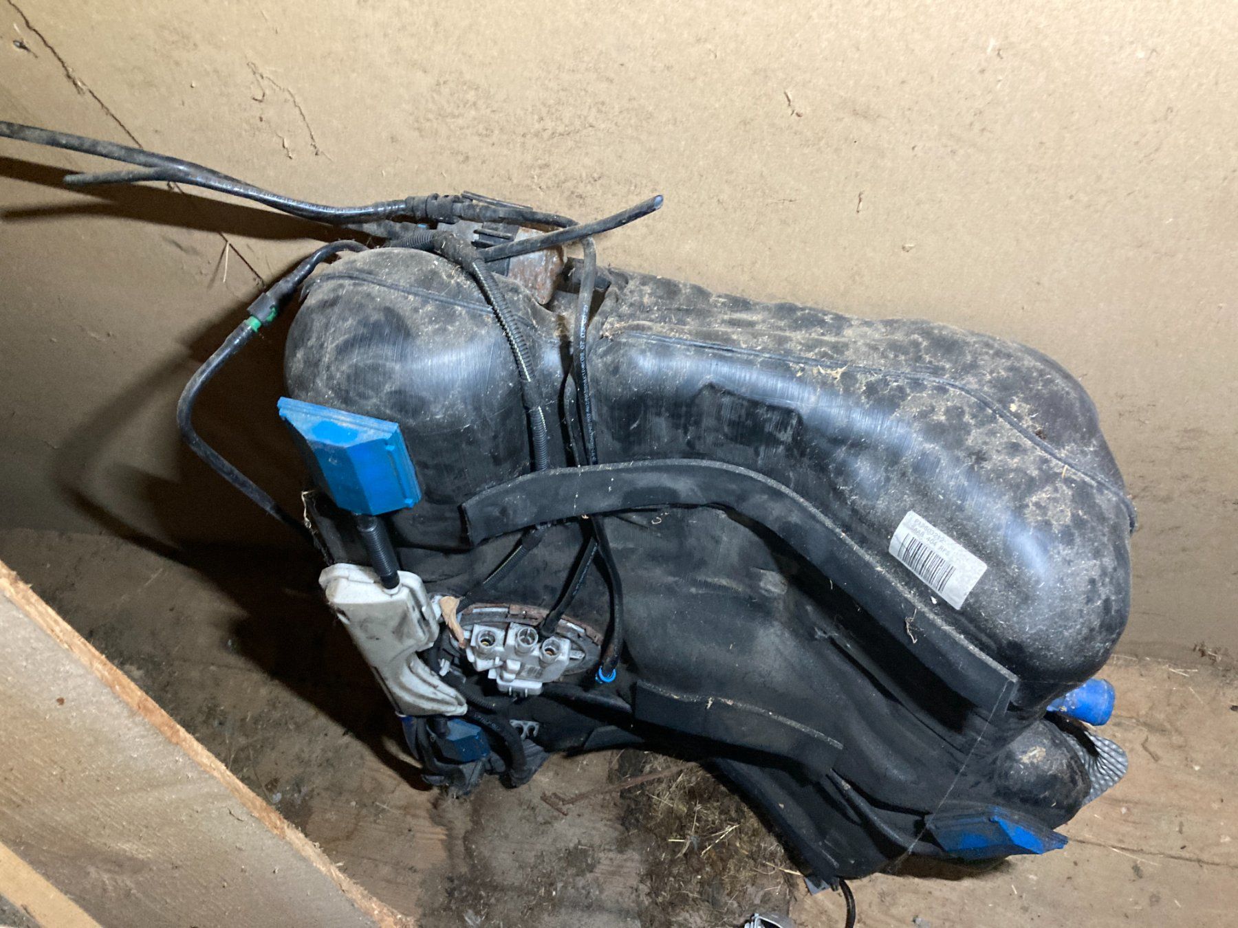 Saab Tutti pezzi di ricambio auto: Saab 9-3 Benzintank 12803212 – Usato da Unterkulm venduto da YS3 1