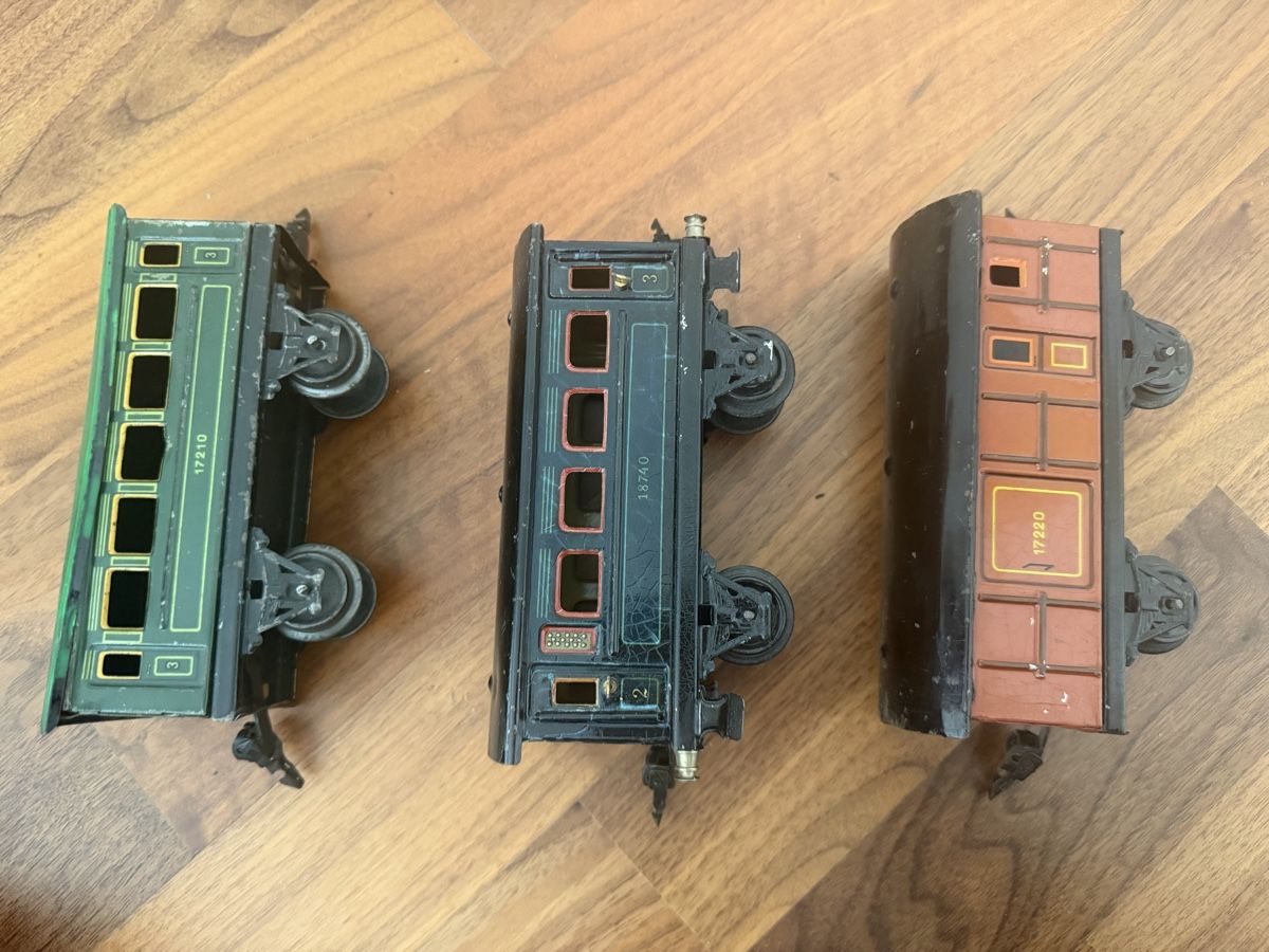 Märklin Modelleisenbahnen: Märklin Blech Eisenbahnwagen, 3 Stück – Gebraucht aus Jona von vallu_94 3